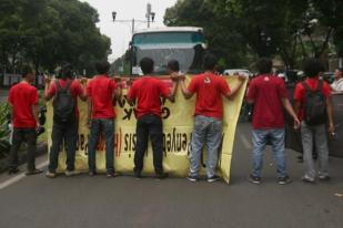 Mahasiswa Blokir Jalan di Depan KPU