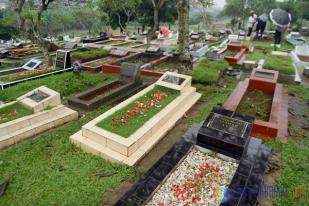 Sambut Ramadhan Puluhan Warga Ziarah Makam