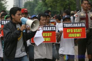 Puluhan Mahasiswa Tuntut Capres Jokowi Ditangkap