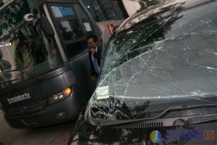 Bus Transjakarta Tabrak Avanza