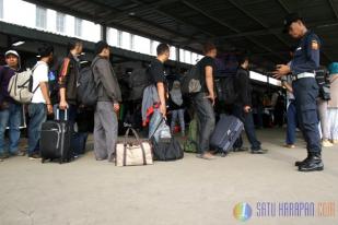 Stasiun Kereta Api Senen Mulai Dipadati Pemudik