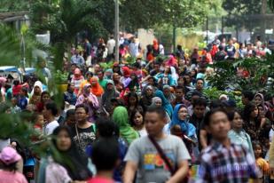 Lebaran Hari Kedua Ribuan Orang Padati TM Ragunan