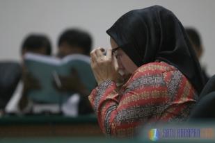 Ratu Atut Meneteskan Air Mata Saat Sidang Pledoi