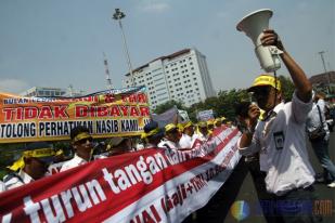 Ratusan Karyawan PT Merpati Tuntut Gaji