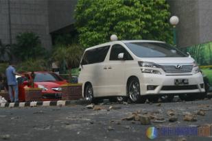 Demo Rusuh FPI Kaca Mobil Anggota DPRD Pecah