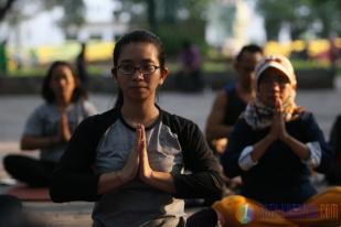 Beryoga di Ruang Terbuka Hijau Jakarta