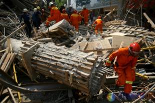 Evakuasi Korban Tewas Gedung Arsip TIM Masih Berlangsung