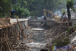 Pembangunan Turap Sungai Antisipasi Banjir Jakarta