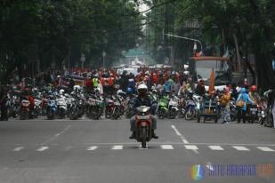 Buruh Blokir Jalan Tuntut UMP Rp 3 Juta