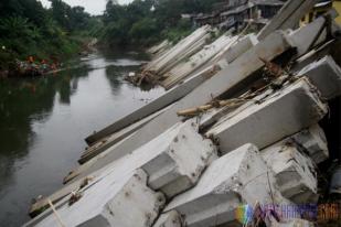 Tiang Pancang Revitalisasi Ciliwung Mangkrak