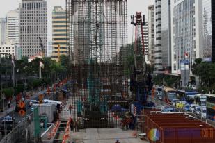 Kerja Berat Memasang Dinding Stasiun MRT