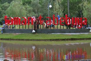 Mengisi Waktu Libur di Taman Tabebuya