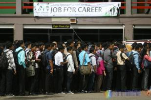 Ratusan Pelamar Kerja Antre di Job Fair 2015