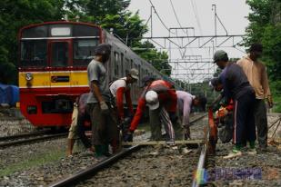 Perawatan Jalur Kereta Api Listrik 