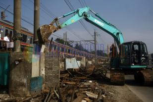 Bangunan Pinggir Rel Ditertibkan