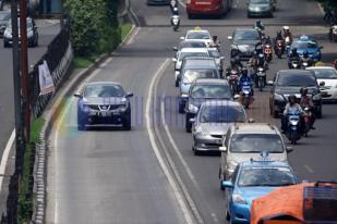 Wacana Mobil Mewah Masuk Jalur Busway