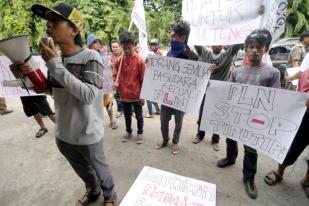 Unjuk Rasa Pemadaman Listrik di Palu