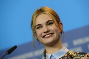 Konferensi Pers Lily James Film Cinderella