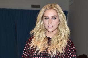 Kesha Hadir di Adam Selman Fashion Show