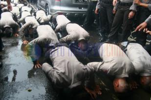 Personel Sabhara Sujud Syukur Usai Putusan Sidang BG