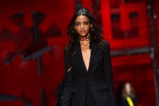 Koleksi Versace di Milan Fashion Week 2015