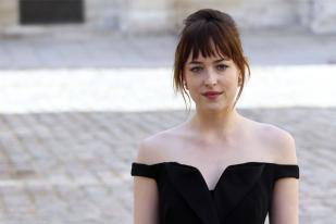 Dakota Johnson di Pekan Mode Christian Dior