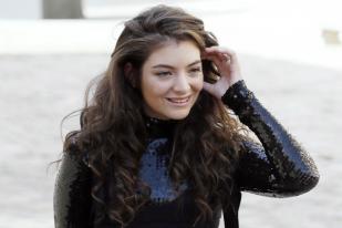 Lorde Hadiri Peragaan Busana Christian Dior