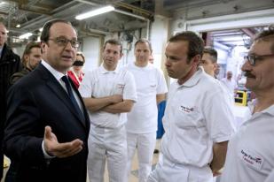 Hollande Kunjungi Perusahaan Serge Ferrari