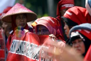 Puluhan Warga Ujung Genteng Demo Tolak Lanud Atang Senjaya