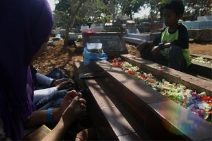 Lebaran Hari Kedua Ratusan Warga Ziarah Makam