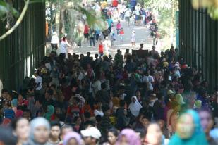 Lebaran Hari Kedua Ragunan Dibanjiri Pengunjung