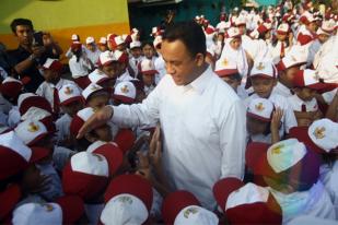 Menteri Anies Baswedan Tinjau Hari Pertama Sekolah