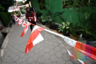 Karang Taruna Pasang Bendera Hiasi Jalan Kampung