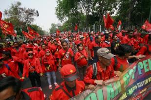 Ribuan Buruh Unjuk Rasa di Seberang Istana Negara