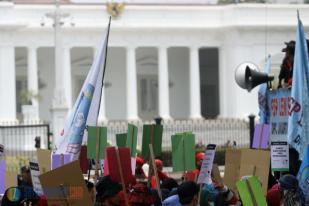 Ribuan Buruh Kembali Unjuk Rasa di Seberang Istana Negara