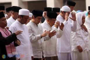 Wapres dan Ribuan Umat Islam Gelar Salat Istisqa di Masjid Istiqlal