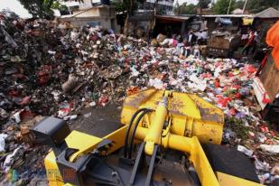 Sampah Menumpuk di TPS Pasar Minggu Pasca Pemblokiran 