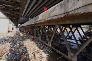 Sampah Menumpuk di Sungai Ciliwung Kalibata Akibat Hujan 