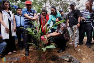 Wagub Djarot Tanam Salak di Acara Peringatan ke-4 Hari Ciliwung  