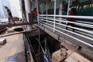 Jalan Ambles di JPO Polda Belum Diperbaiki