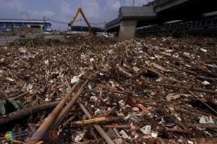 Sampah Menggunung di Ciliwung Kalibata