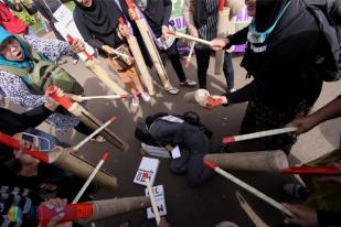 Di Hari Ibu, Puluhan Perempuan Gelar Aksi Tolak Pasar Bebas