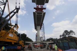 Pembangunan Jalan Layang Ciledug-Tendean Tahap Pemasangan Box Girder