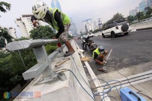 Pemasangan Pengaman Pagar Jembatan Layang Kuningan Sisi Selatan