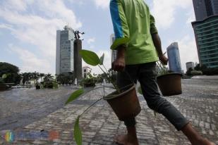 Perawatan Tanaman Hias di Bundaran Tugu Selamat Datang