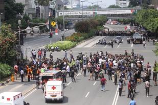 Polisi Evakuasi Korban Serangan Sarinah