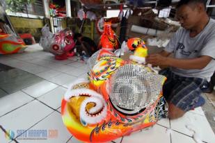 Jelang Imlek Pengrajin Barongsai Ramai Pesanan