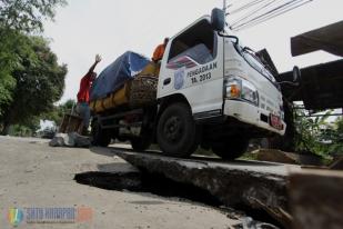 Jalan Ambles di Depok Belum Diperbaiki