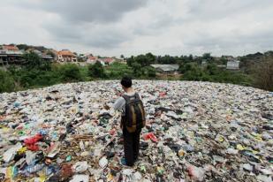 Pemandangan Sampah Menggunung di Bantaran Ciliwung