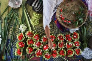 Sesajen Disiapkan Sambut Hari Nyepi di Pura Aditya Jaya 